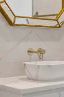 대리석 세면볼과 골드 수전의 럭셔리한 조화